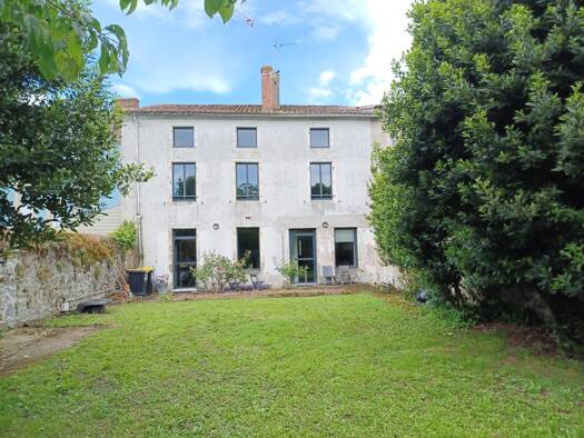 Maison à vendre 240 350 € 3 pièces 1 chambre 178 m² 446 m² de terrain Centre Bressuire 79300