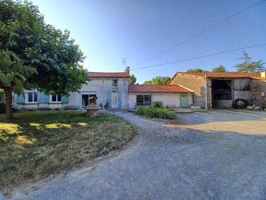 Maison à vendre 237 000 € 7 pièces 5 chambres 181 m² 16 506 m² de terrain Courlay 79440