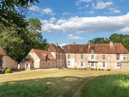 Château à vendre 1 150 000 € 12 pièces 8 chambres 530 m² 80 000 m² de terrain Saulieu 21210