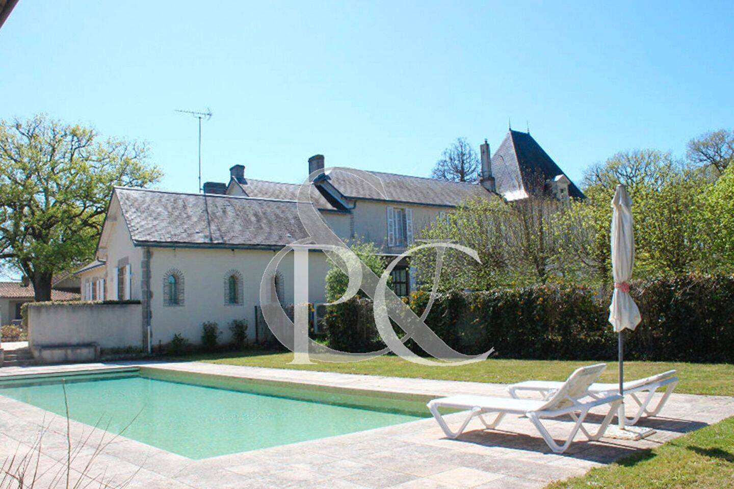 Maison à vendre, 417m², MOUTIERS LES MAUXFAITS