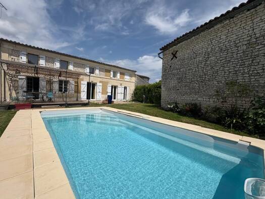 Maison à vendre 263 500 € 4 pièces 3 chambres 166 m² 788 m² de terrain Montils 17800