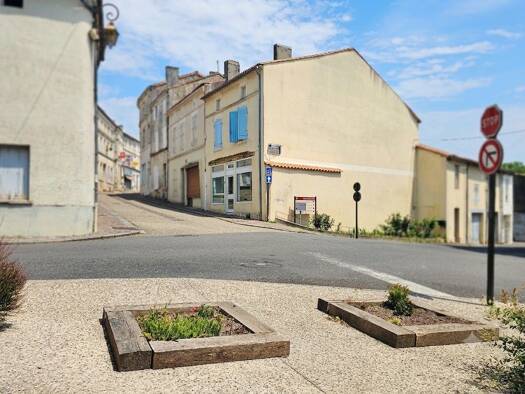 Immeuble à vendre 107 500 € 110 m² Coteaux-du-Blanzacais 16250