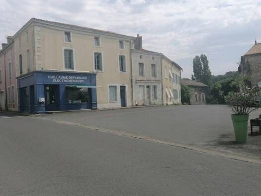 Immeuble à vendre 206 500 € 230 m² Fenioux 79160