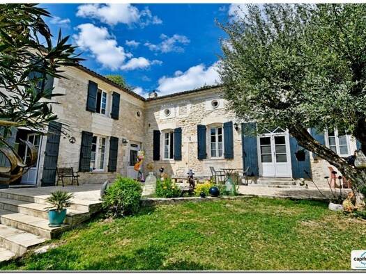 Maison à vendre 839 000 € 11 pièces 7 chambres 385 m² 30 080 m² de terrain Pons 17800