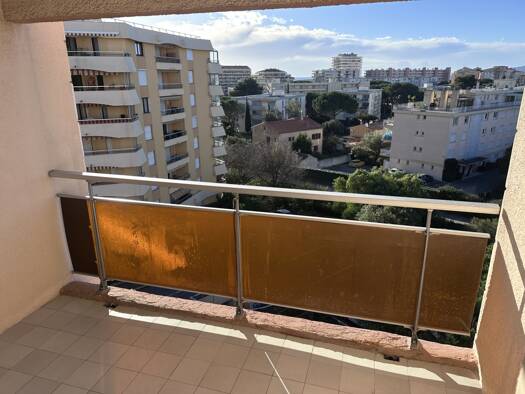 Appartement à louer 630 € 1 pièce 19,8 m² Étage 5/7 Fréjus 83600