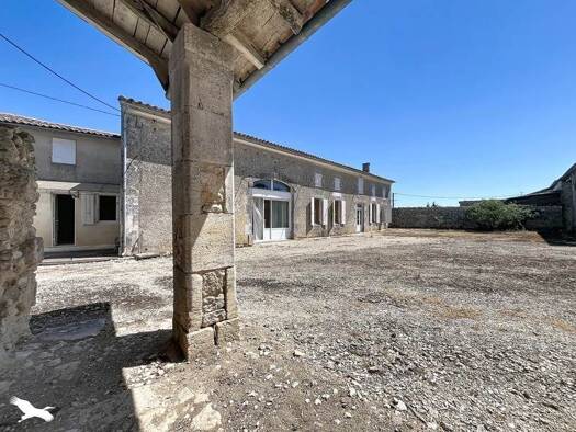 Maison de plain-pied à vendre 199 822 € 3 pièces 2 chambres 144 m² 13 502 m² de terrain Val-d'Auge 16170