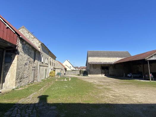 Immeuble à vendre 735 000 € 1 500 m² Chambly 60230