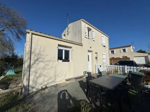 Maison de ville à vendre 170 400 € 3 pièces 2 chambres 55,13 m² 346 m² de terrain Geoffroy Martel Saintes 17100