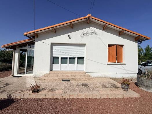Maison à vendre 198 000 € 4 pièces 2 chambres 107 m² 1 367 m² de terrain Centre Saintes 17100