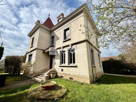 Maison à vendre 439 000 € 8 pièces 6 chambres 200 m² 1 257 m² de terrain Centre Est Sud La Tour-du-Pin 38110