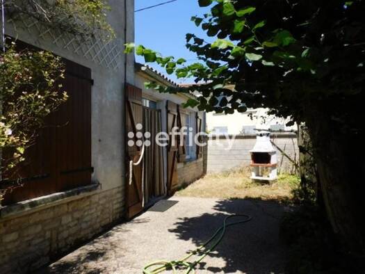 Maison de ville en viager occupé Bouquet 43 260 € 5 pièces 3 chambres 89 m² 1 237 m² de terrain Le Thou 17290