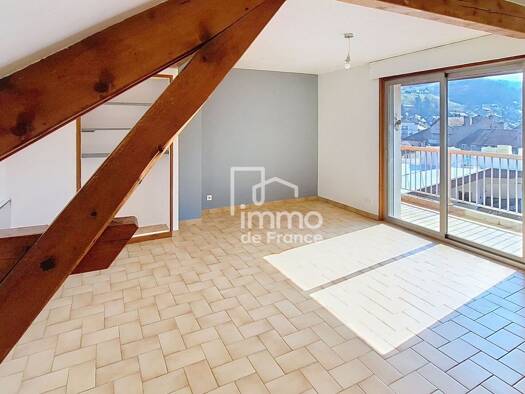 Triplex à louer 895 € 3 pièces 2 chambres 63 m² Étage 3/3 Centre Ville Valserhône 01200