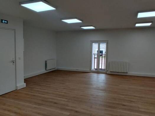 Local commercial à louer 1 750 € 194 m² de surface de vente Villiers-le-Bâcle 91190