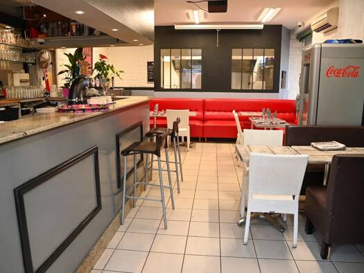 Bar / Café à vendre 199 500 € 48,9 m² d'espace de restauration Village La Londe-les-Maures 83250