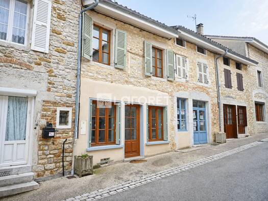 Appartement à louer 700 € 4 pièces 2 chambres 101,35 m² RDC Val-Revermont 01370