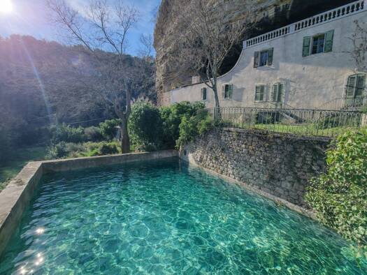 Maison à vendre 680 000 € 10 pièces 5 chambres 300 m² 6 000 m² de terrain L'Isle-sur-la-Sorgue 84800