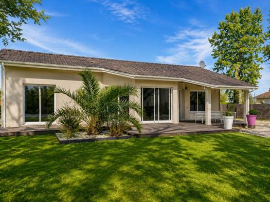 Maison de plain-pied à vendre 259 900 € 4 pièces 3 chambres 107,72 m² 2 295 m² de terrain Lesparre-Médoc 33340