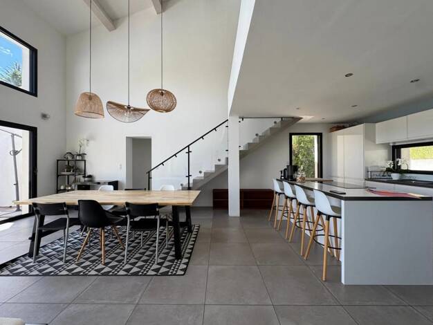 Maison à vendre 659 000 € 7 pièces 4 chambres 187 m² 952 m² de terrain Montfuron 04110