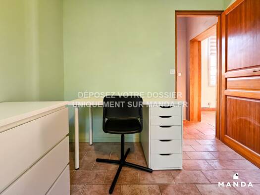 Studio à louer 690 € 5 pièces 4 chambres 1er étage Roissys Châtillon 92320