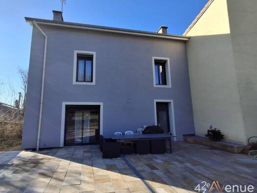 Maison à vendre 220 000 € 6 pièces 4 chambres 172 m² 922 m² de terrain Centre Ville Est Le Chambon-Feugerolles 42500