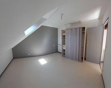 Appartement à louer 405 € 2 pièces 1 chambre 23 m² Dernier étage, Étage 2/2 Laval 53000