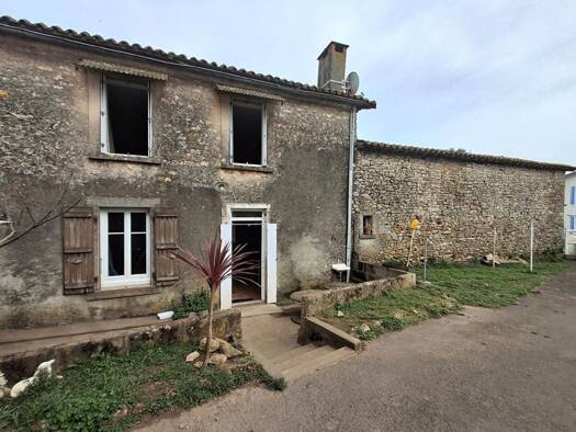 Maison à vendre 63 000 € 4 pièces 2 chambres 115,39 m² 438 m² de terrain Rives-du-Fougerais 85410