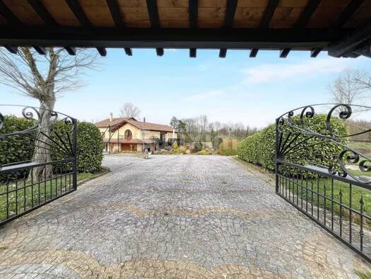 Maison à vendre 1 350 000 € 12 pièces 6 chambres 341 m² 30 000 m² de terrain Châtillon-sur-Chalaronne 01400