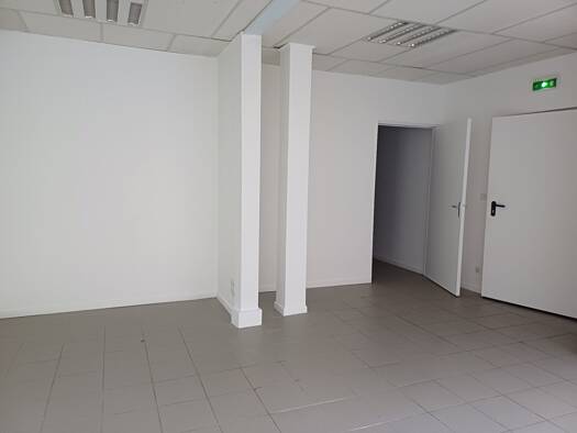 Local commercial à louer 905 € 58 m² de surface de vente Bourg et Hameaux Rive Droite Villeneuve-sur-Yonne 89500