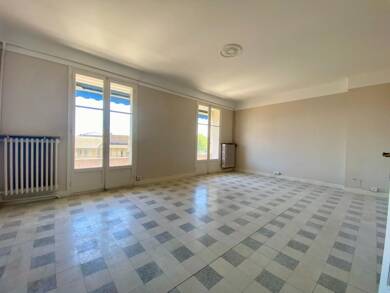 Appartement à louer 838 € 3 pièces 2 chambres 84 m² Dernier étage, Étage 4/4 La Balance-Raspail Avignon 84000