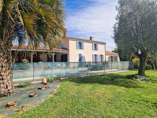 Maison à vendre 569 500 € 9 pièces 5 chambres 246 m² 7 317 m² de terrain Lucon 85400