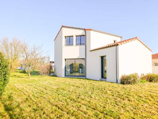 Maison à vendre 347 325 € 6 pièces 3 chambres 115 m² 1 400 m² de terrain Remouillé 44140