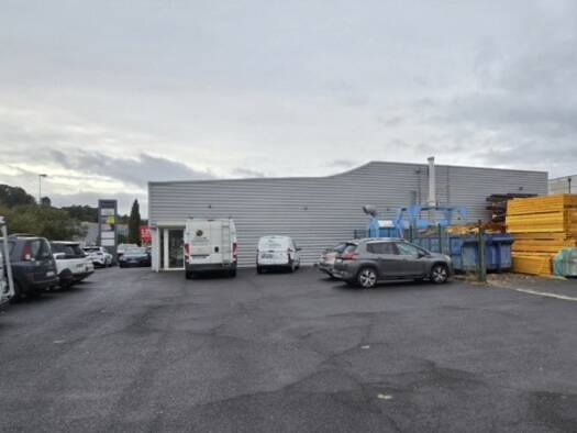 Local commercial à louer 6 300 € 371 m² de surface de vente Clermont-l'Hérault 34800