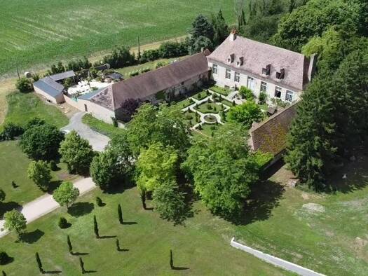 Château à vendre 840 000 € 9 pièces 1 chambre 634 m² 22 260 m² de terrain Chantelle 03140