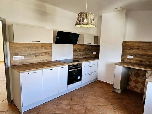 Appartement à louer 650 € 2 pièces 1 chambre 65,3 m² Étage 3/3 Gonfaron 83590