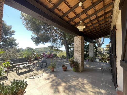 Maison à vendre 648 000 € 8 pièces 5 chambres 211 m² 2 851 m² de terrain Centre Saint-Mitre-les-Remparts 13920