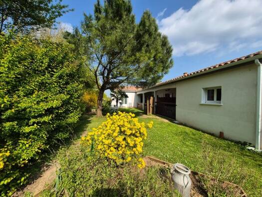 Maison de plain-pied à vendre 305 800 € 6 pièces 4 chambres 158 m² 756 m² de terrain Puy-du-Lac 17380