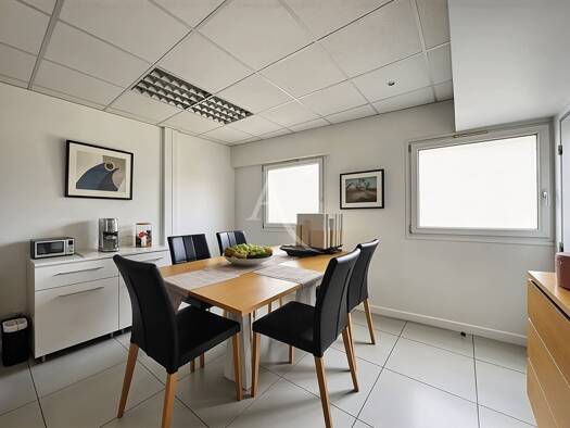 Local d'activités à vendre 309 000 € 81 m² d'espace de stockage Ivry Port Centre Ivry-sur-Seine 94200