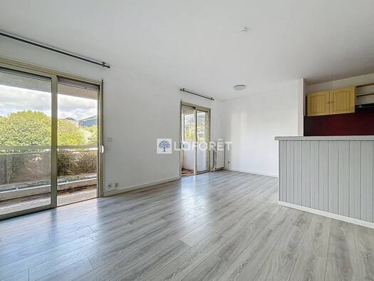 Appartement à louer 591 € 2 pièces 1 chambre 43 m² Étage 1/3 Sud Ouest Nyons 26110