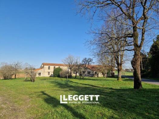 Maison à vendre 162 000 € 10 pièces 5 chambres 150 m² 7 500 m² de terrain Villebois-Lavalette 16320