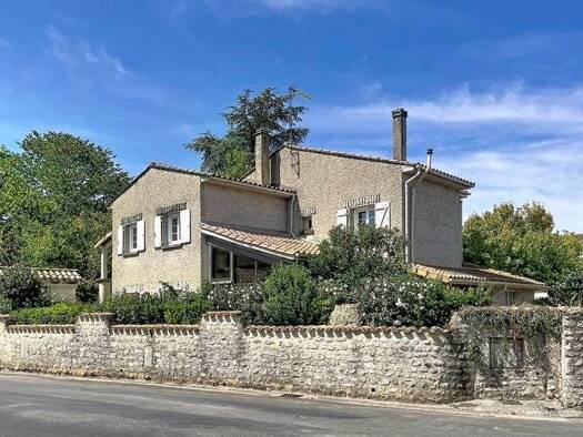 Maison à vendre 138 320 € 4 pièces 3 chambres 124 m² 250 m² de terrain Genac-Bignac 16170