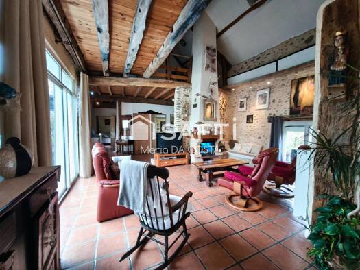 Ferme à vendre 449 000 € 14 pièces 7 chambres 381 m² 6 113 m² de terrain Morlaàs 64160