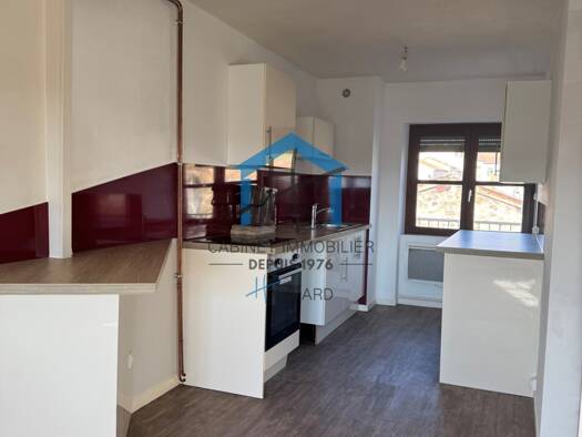 Appartement à louer 545 € 3 pièces 2 chambres 55 m² Étage 3/3 Centre Ville-Chavanne-Hypercentre Saint-Chamond 42400