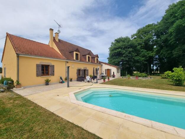 Maison à vendre 229 000 € 4 pièces 3 chambres 170 m² 3 657 m² de terrain Genouillac 23350