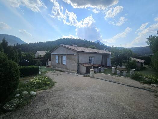 Maison de plain-pied à vendre 315 000 € 3 pièces 2 chambres 111 m² 802 m² de terrain Castellane 04120