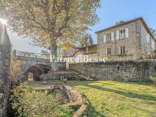 Mas à vendre 1 300 000 € 10 pièces 8 chambres 600 m² 20 000 m² de terrain Prades 07380