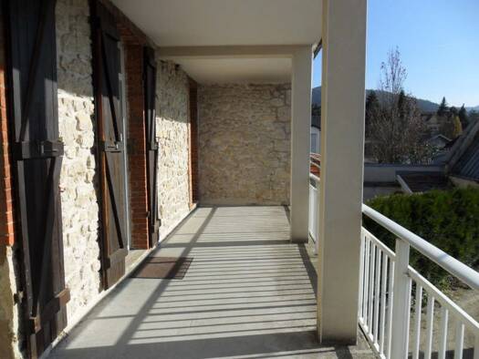 Appartement à louer 630 € 3 pièces 2 chambres 75 m² Étage 1/2 Bouvent Oyonnax 01100