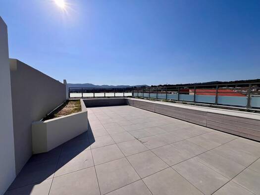 Duplex à vendre - Première occupation 600 000 € 4 pièces 3 chambres 93 m² Étage 3/3 Nord La Ciotat 13600