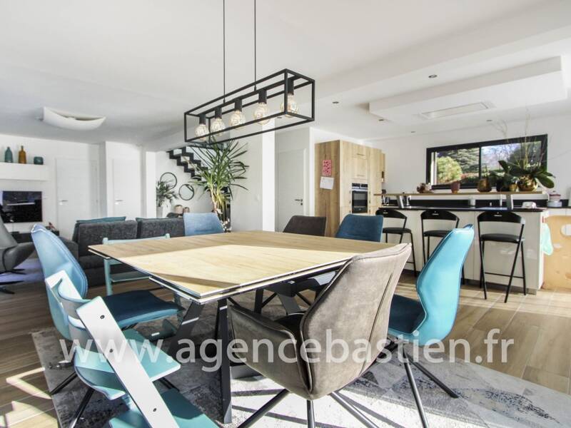 Maison à vendre, 217m², SAINT GENIS POUILLY