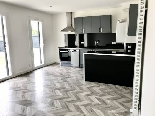 Maison de plain-pied à louer 1 035 € 5 pièces 3 chambres 67,5 m² 400 m² de terrain Riom 63200