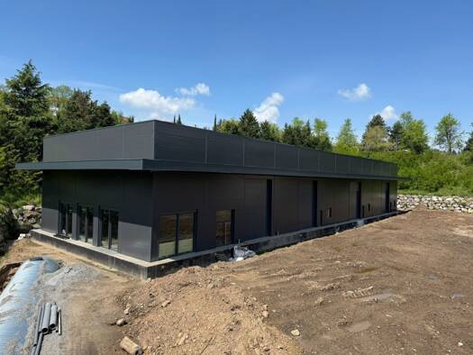 Local d'activités à louer 2 550 € 300 m² d'espace de stockage Saint-Étienne 42000